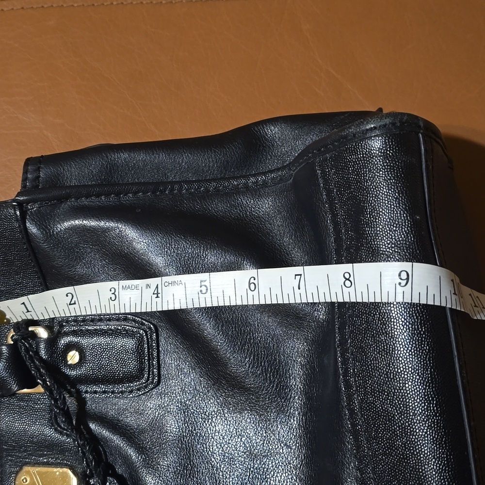 Elegant Black Leather Handbag - Picture 10 of 11